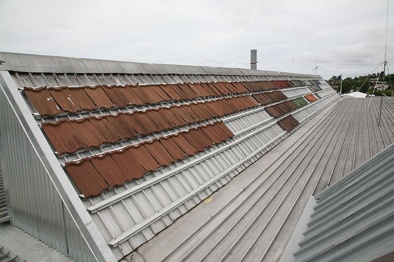 На крыше завода AHI Roofing тестируются образцы черепицы уже 35+ лет