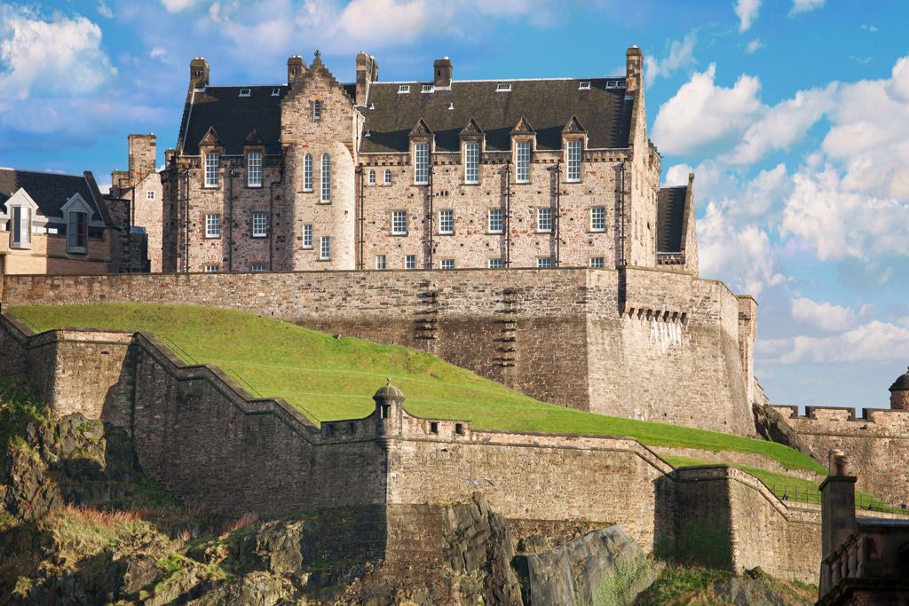Эдинбургский замок в Шотландии, покрытый аутентичной сланцевой кровлей.